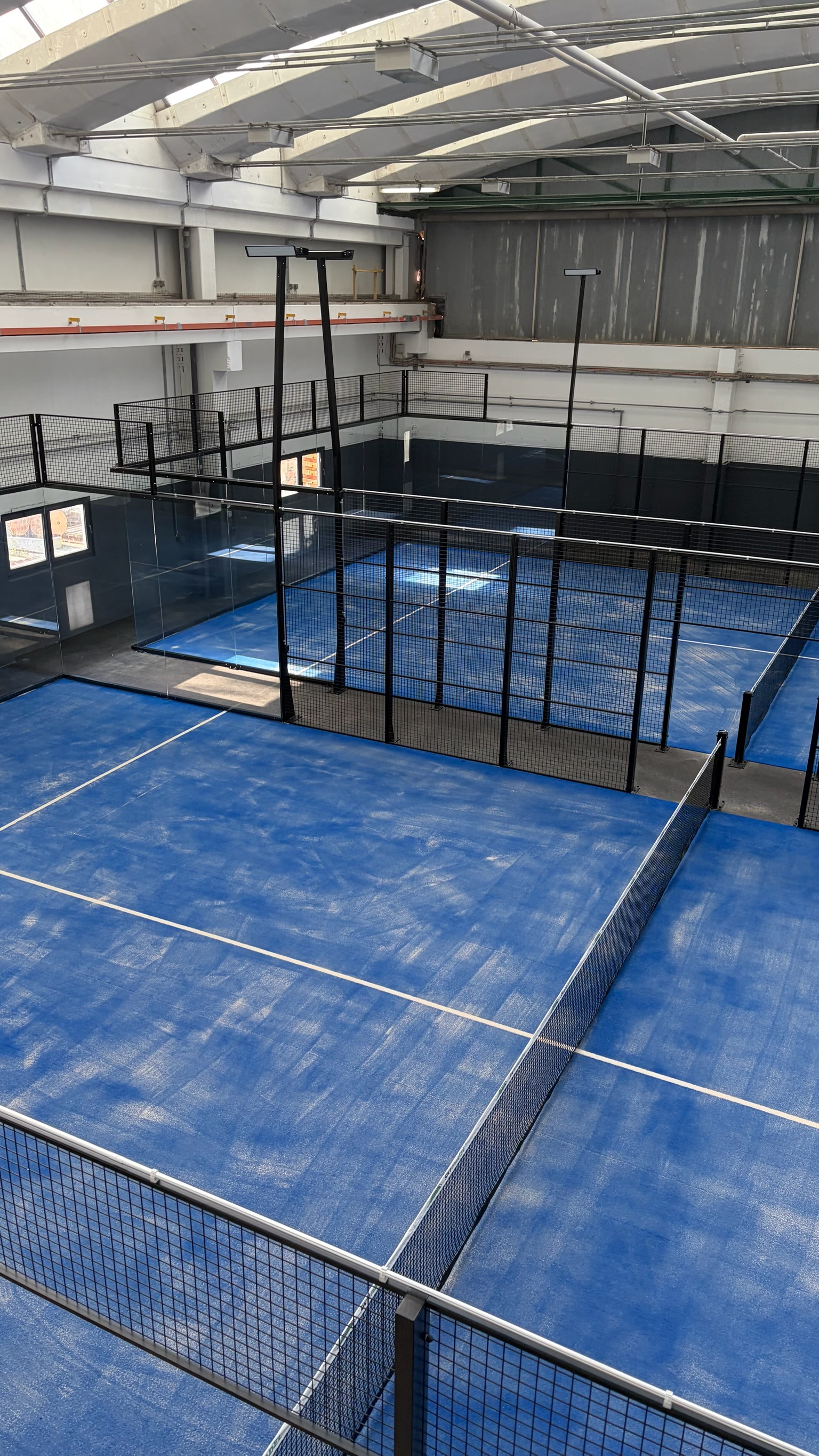 Indoor Padel Court mit Bogendach