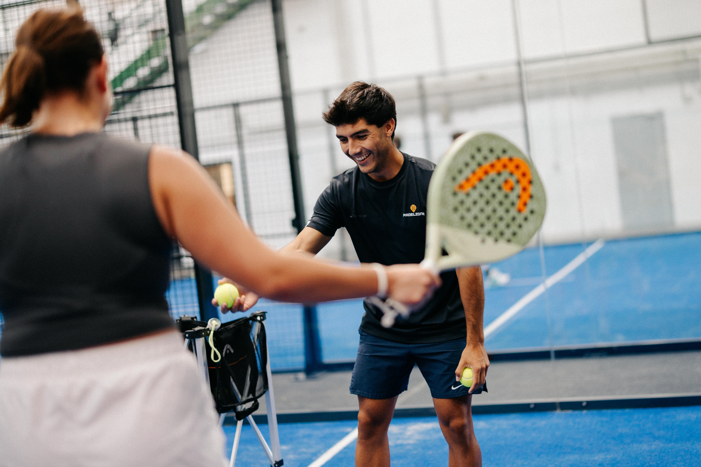 Coach zeigt eine Vorhand beim Schnuppertraining