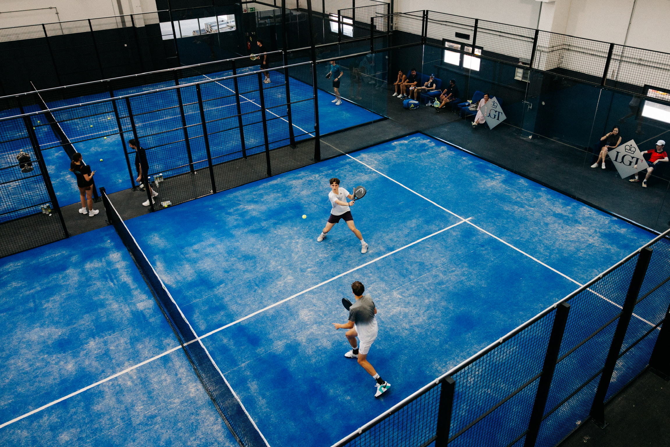 Blick von oben auf die Padel Hub Halle beim Eröffnungsevent