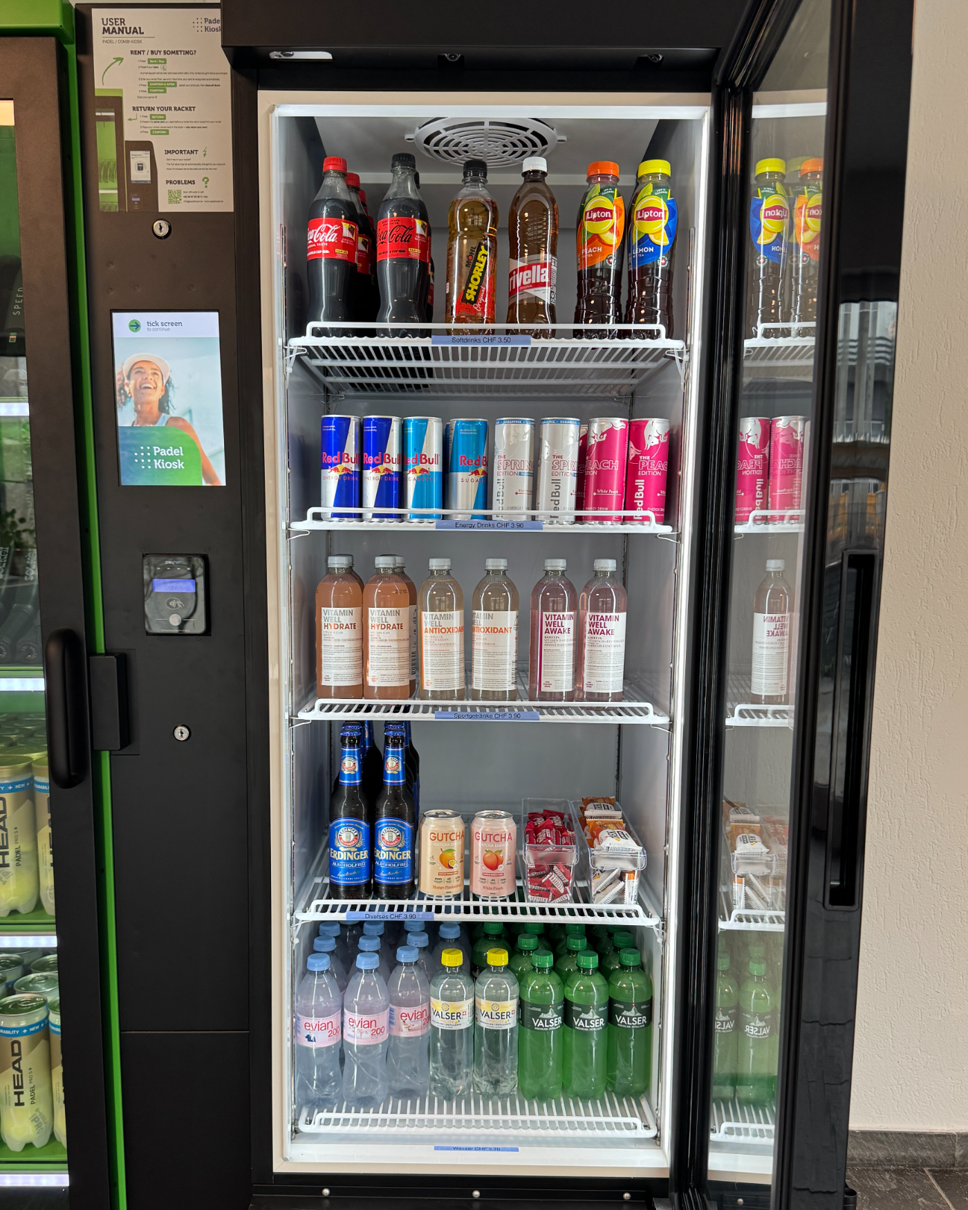 Gefüllter Getränkeautomat im Padel Hub mit Softdrinks, Energy Drinks und Wasser